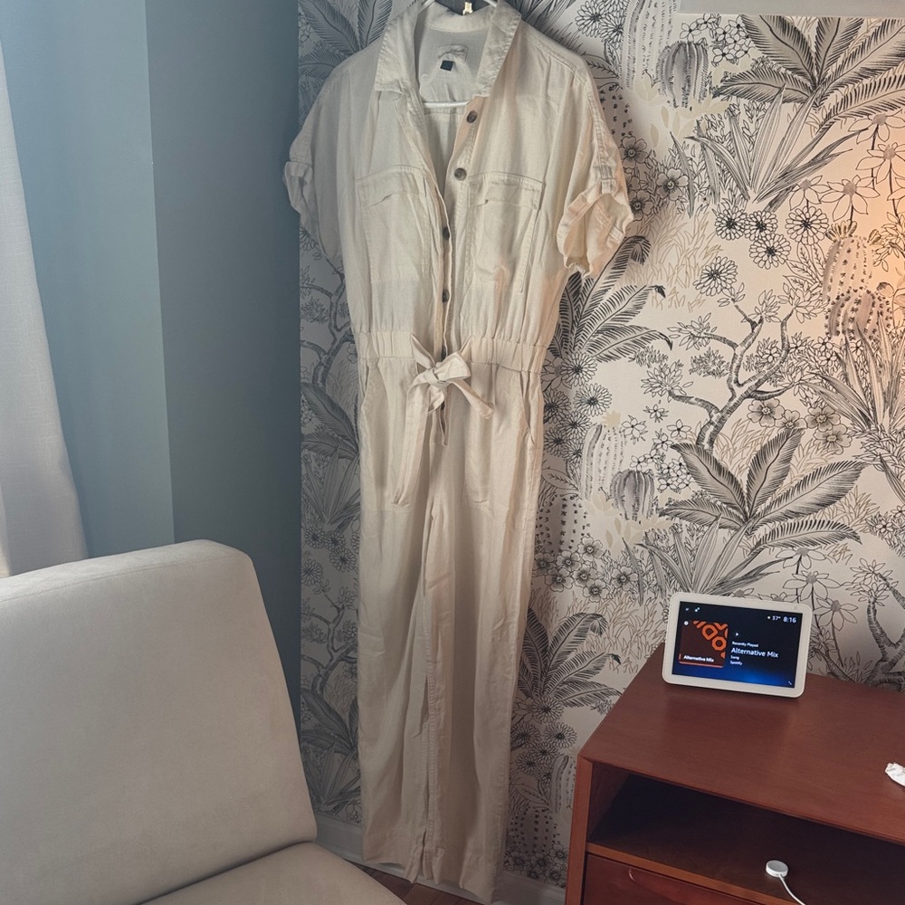 Universal Thread Off-White Garment